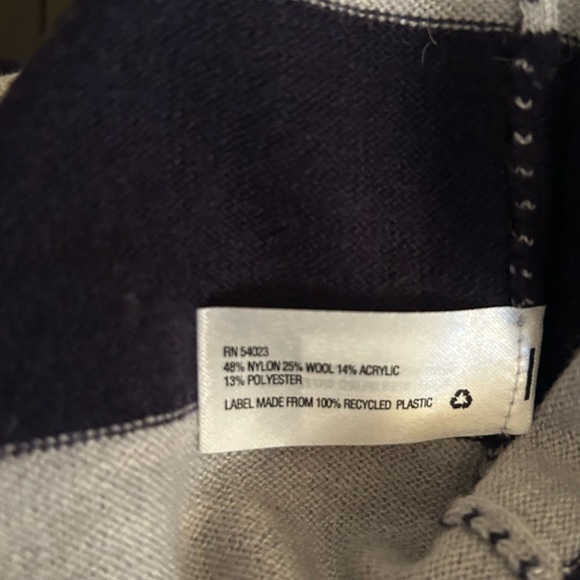 GAP Sweater - Picture 10 of 10